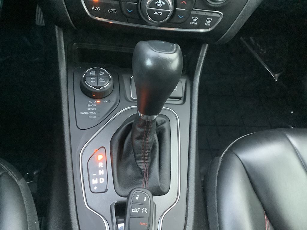 Thumbnail: 2019 Jeep Cherokee - 15