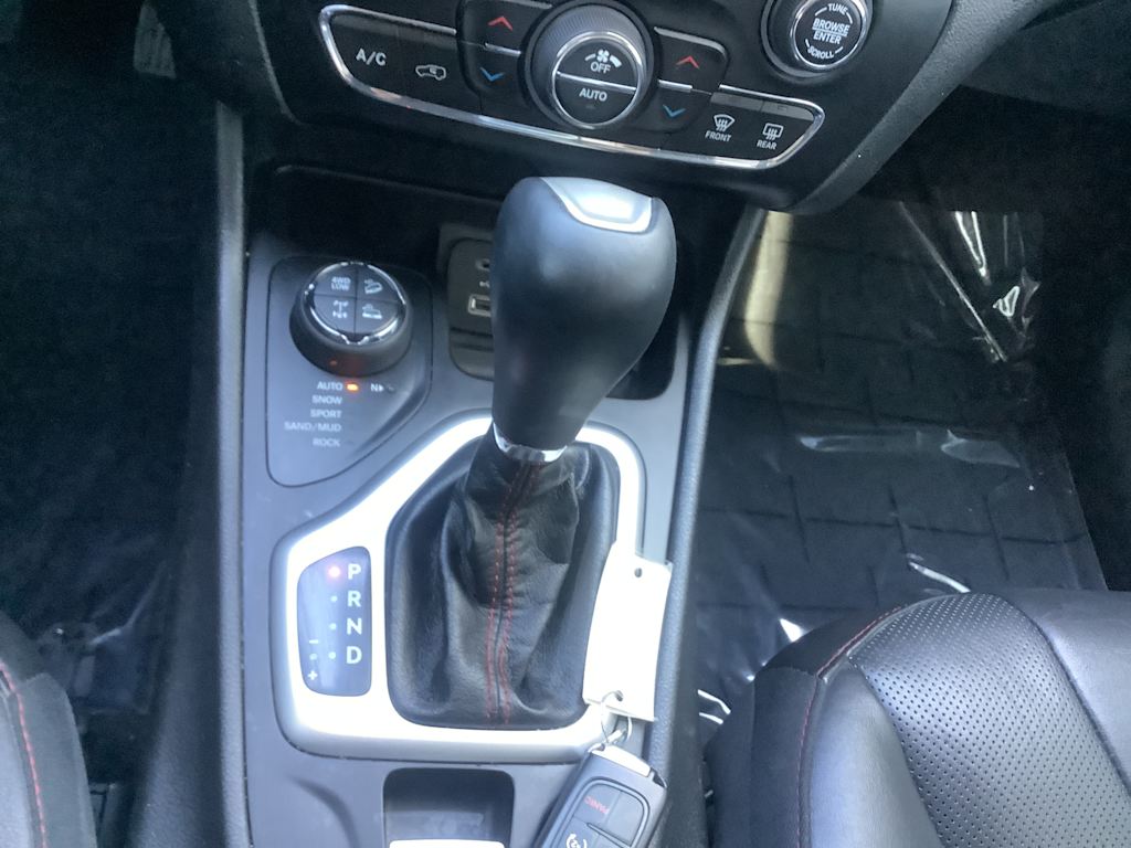 Thumbnail: 2017 Jeep Cherokee - 15