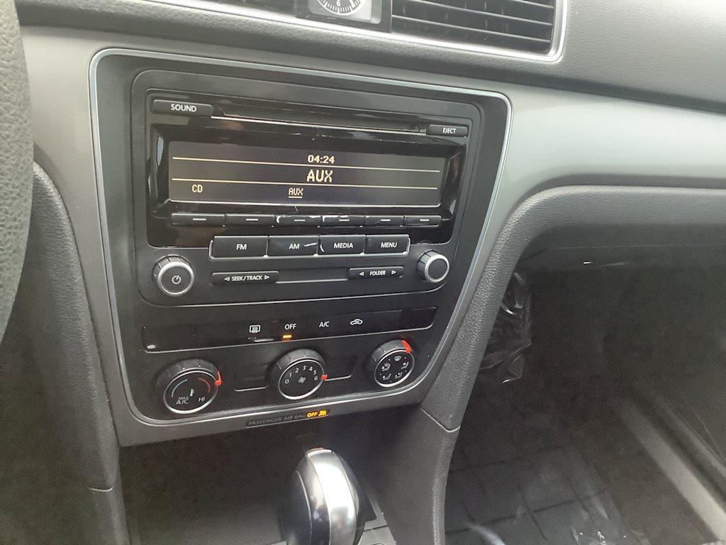 Thumbnail: 2013 Volkswagen Passat - 14