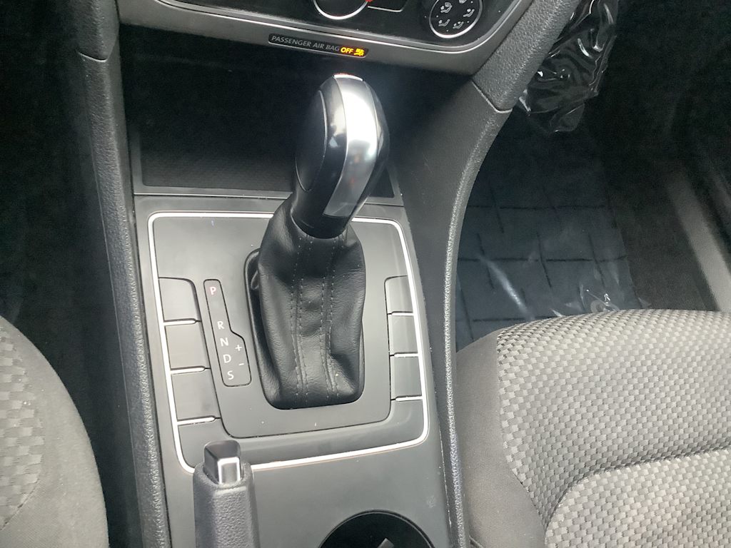 Thumbnail: 2013 Volkswagen Passat - 15