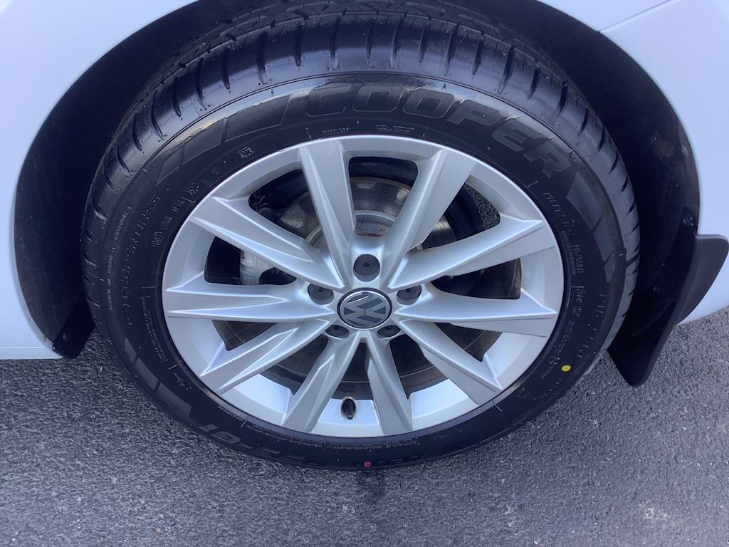 Thumbnail: 2017 Volkswagen Beetle - 8