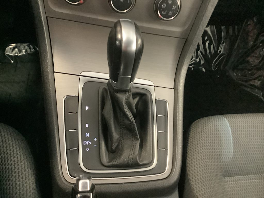 Thumbnail: 2016 Volkswagen Golf - 15