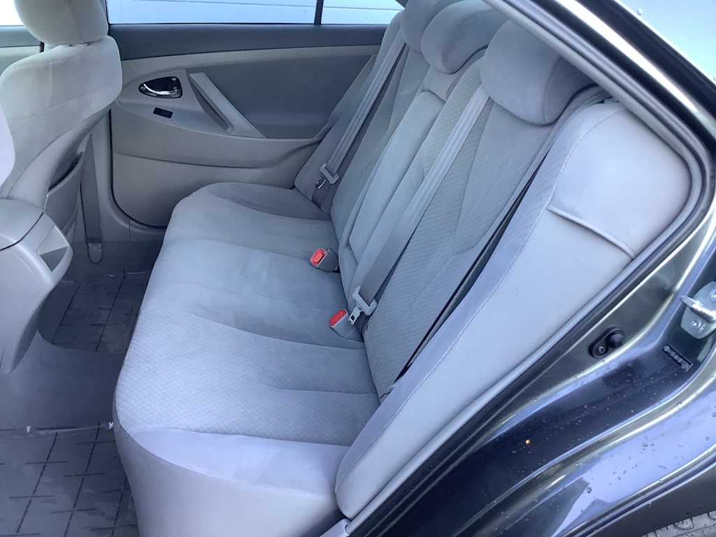 2009 Toyota Camry LE 18