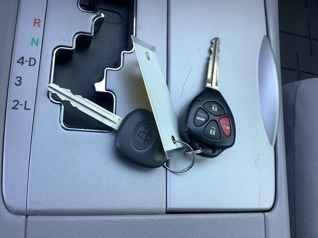 2009 Toyota Camry LE 21