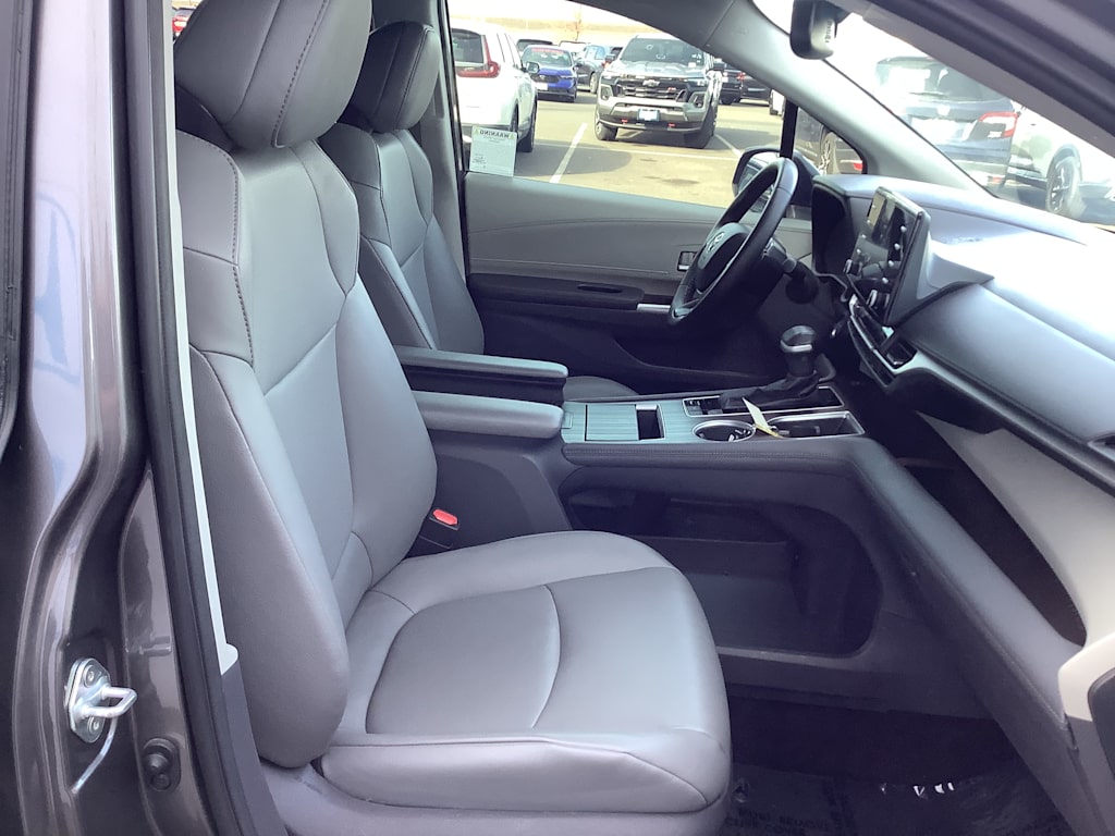 Thumbnail: 2021 Toyota Sienna - 12