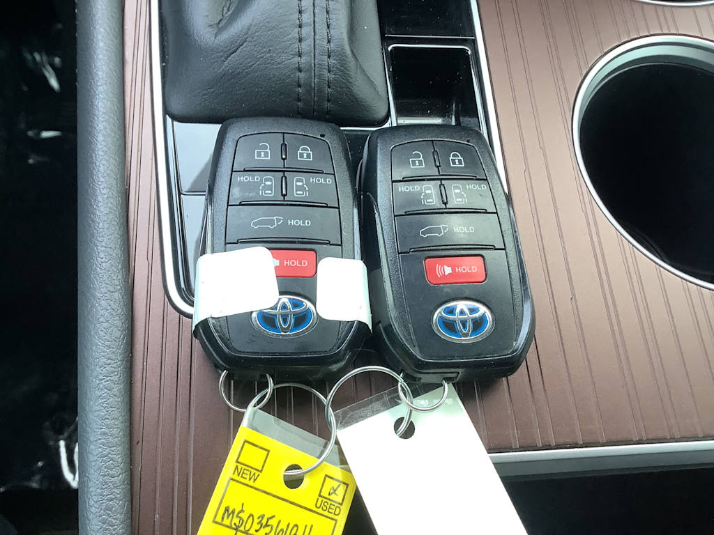 Thumbnail: 2021 Toyota Sienna - 21