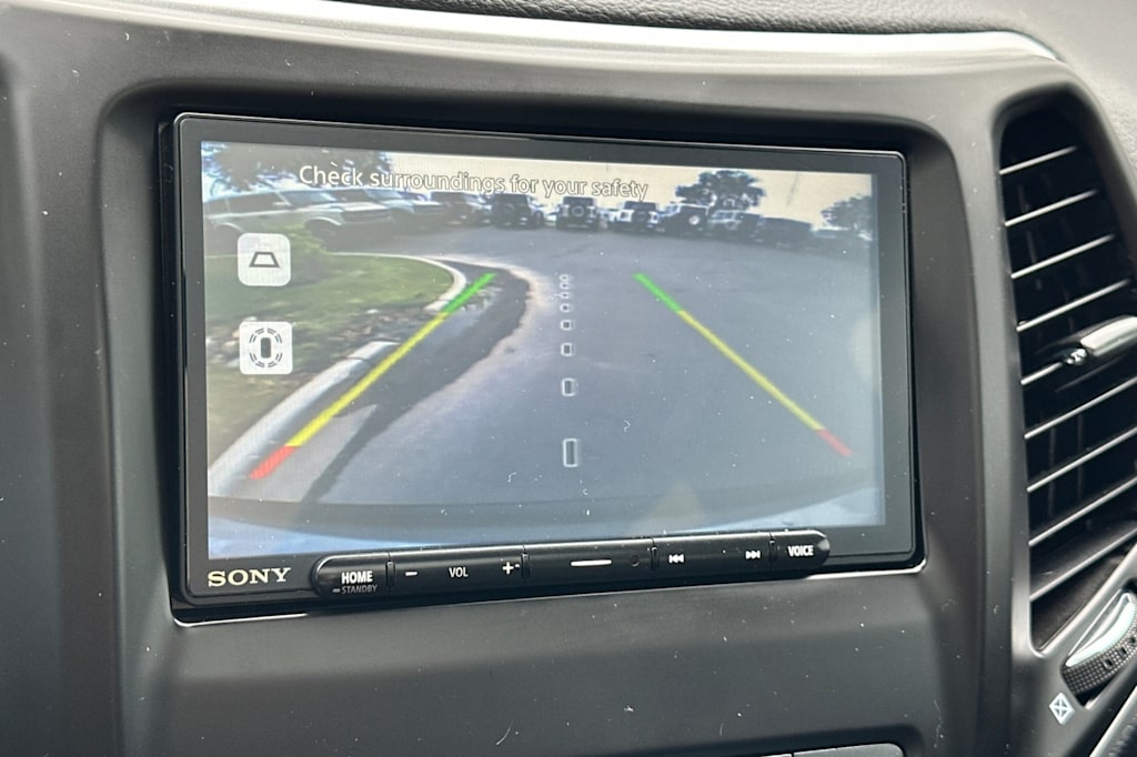 Thumbnail: 2019 Jeep Cherokee - 23