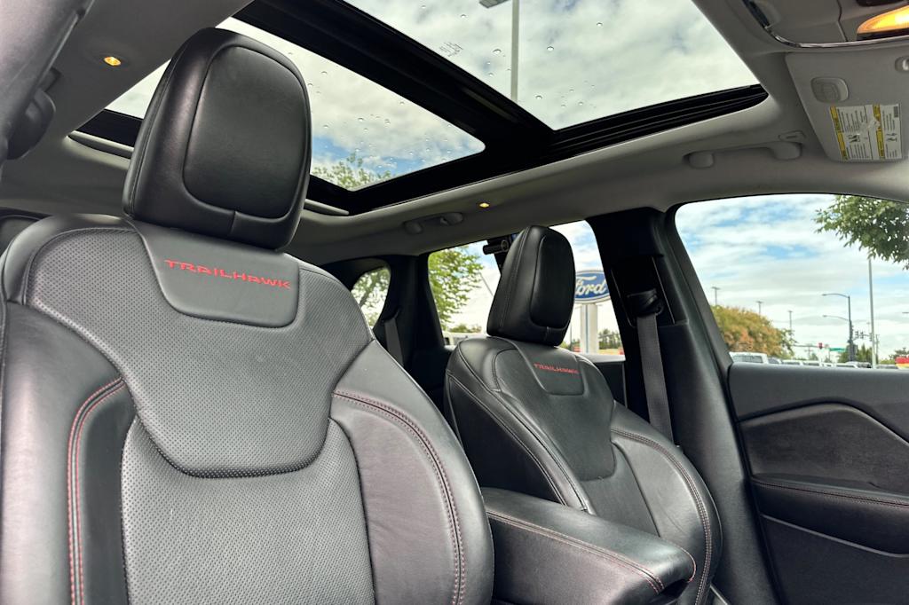 Thumbnail: 2019 Jeep Cherokee - 22