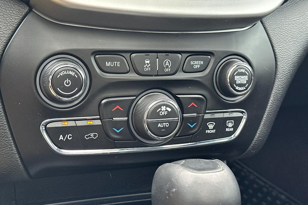 Thumbnail: 2019 Jeep Cherokee - 24