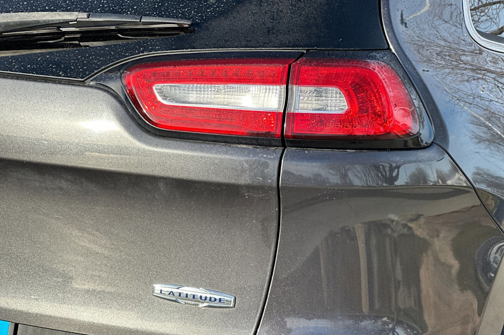 Thumbnail: 2016 Jeep Cherokee - 27