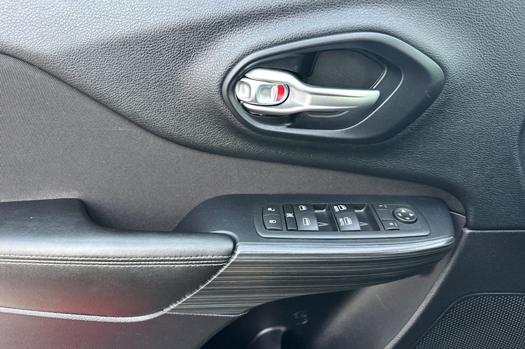 Thumbnail: 2016 Jeep Cherokee - 20