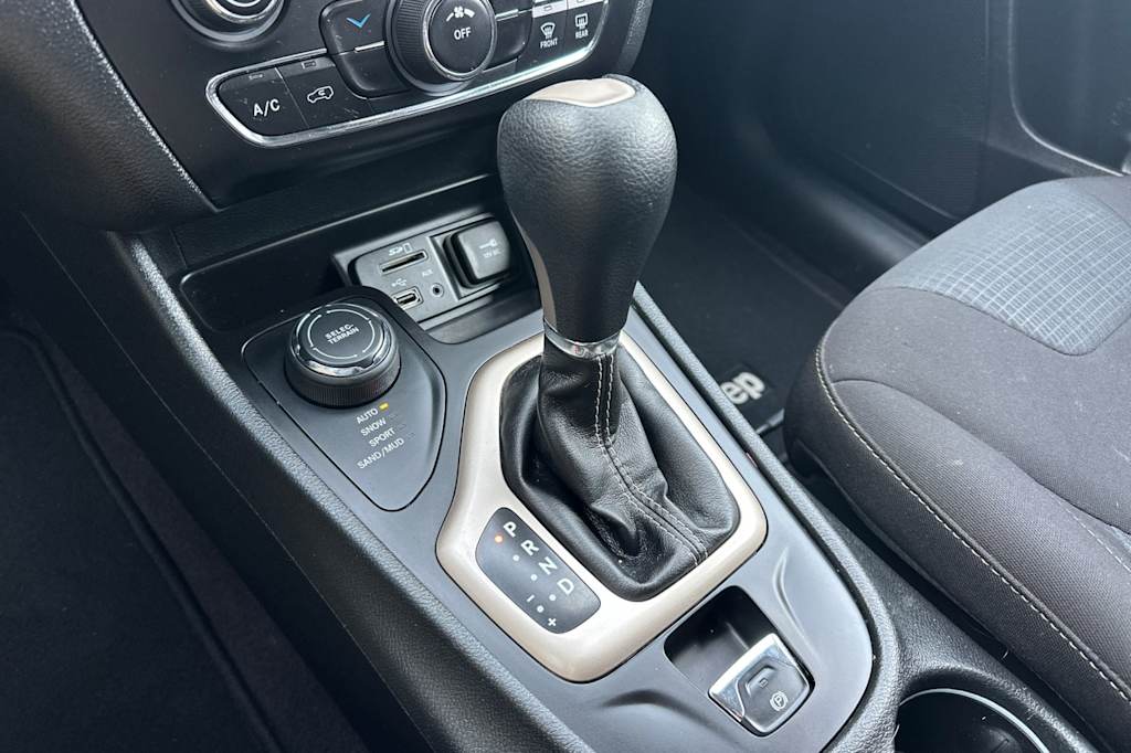 Thumbnail: 2016 Jeep Cherokee - 13