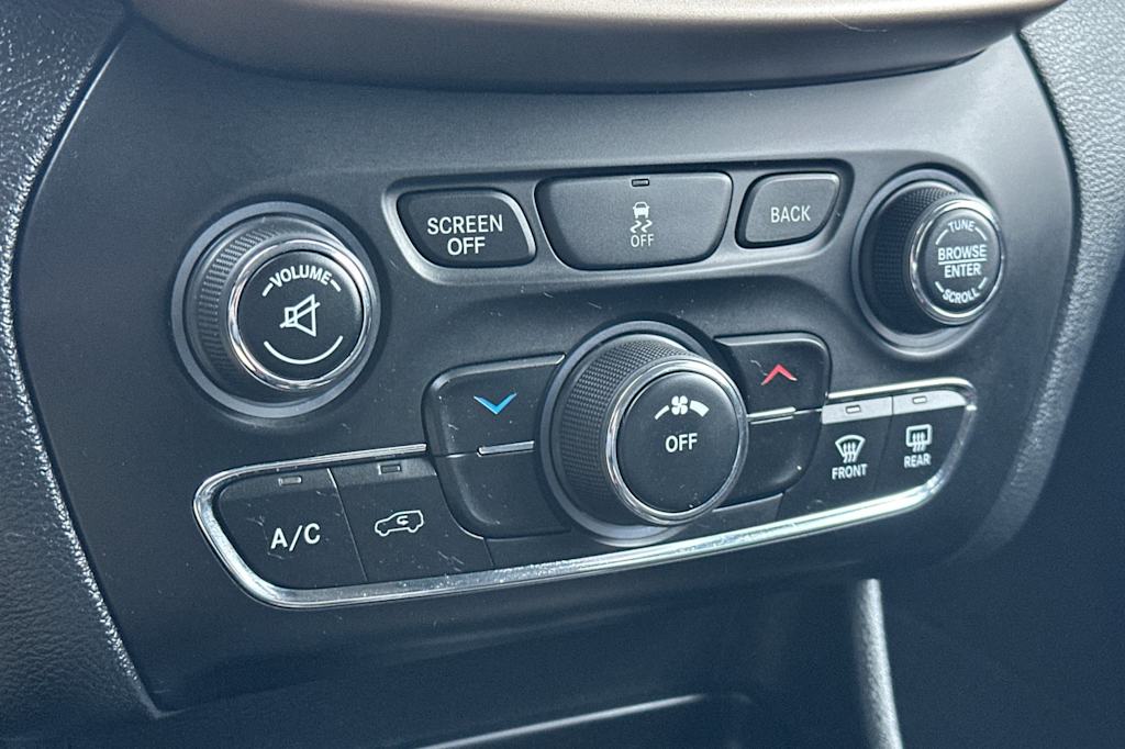 Thumbnail: 2016 Jeep Cherokee - 24