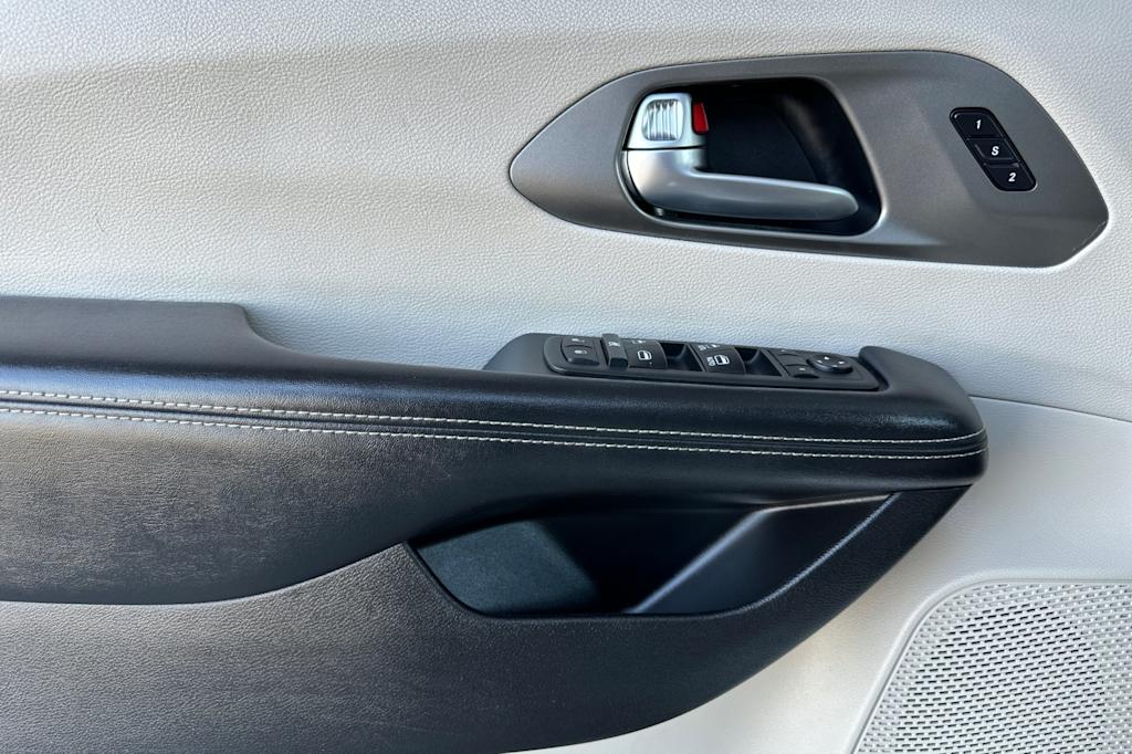 2021 Chrysler Pacifica Touring L 20