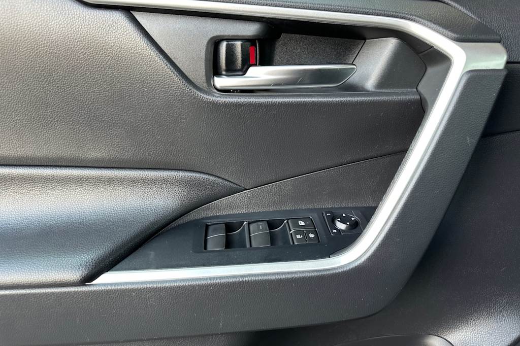Thumbnail: 2020 Toyota RAV4 - 21