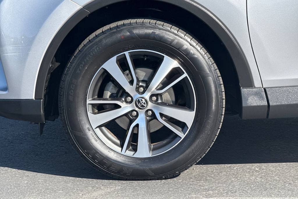 Thumbnail: 2017 Toyota RAV4 - 7