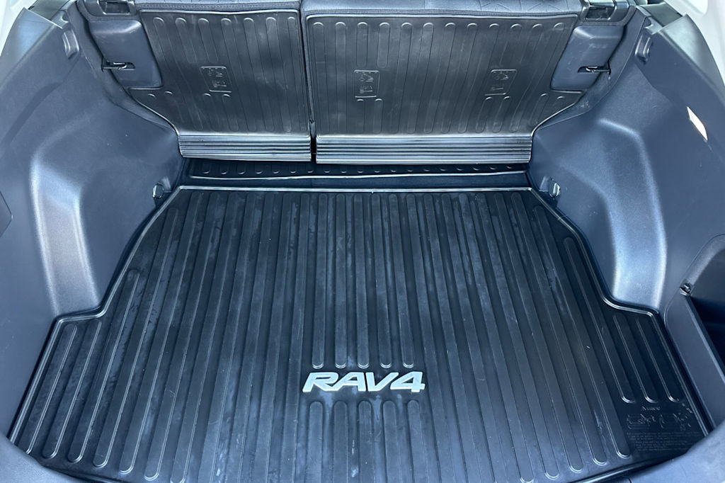 2022 Toyota RAV4 XLE 16