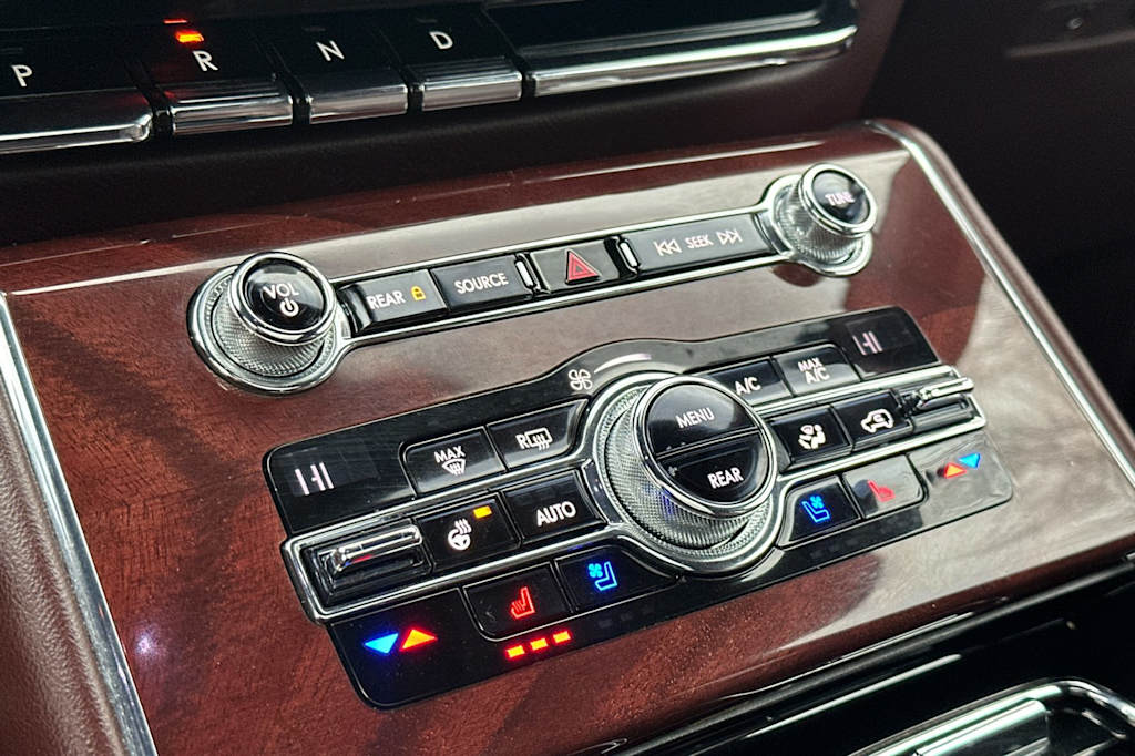 Thumbnail: 2020 Lincoln Aviator - 25