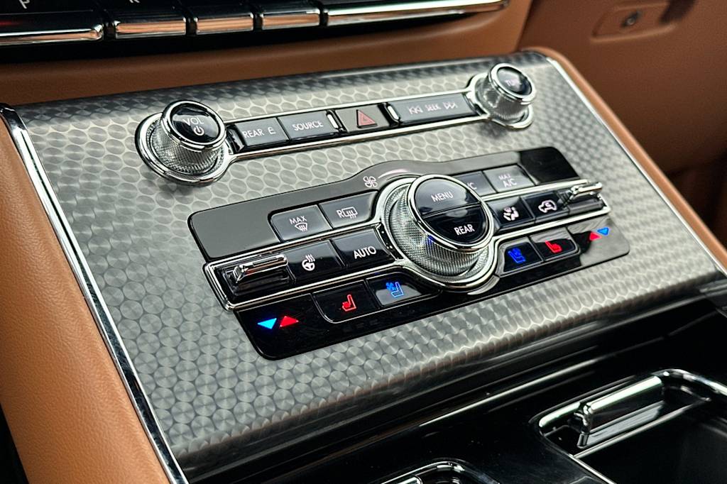 Thumbnail: 2023 Lincoln Aviator - 25