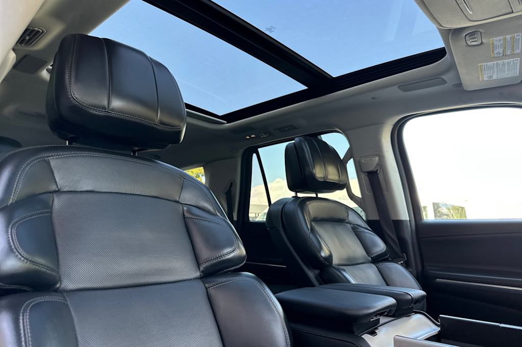 Thumbnail: 2025 Lincoln Navigator L - 21