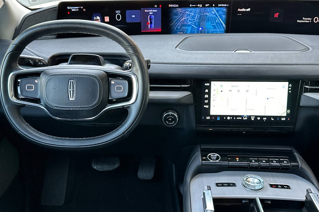 Thumbnail: 2025 Lincoln Navigator L - 10