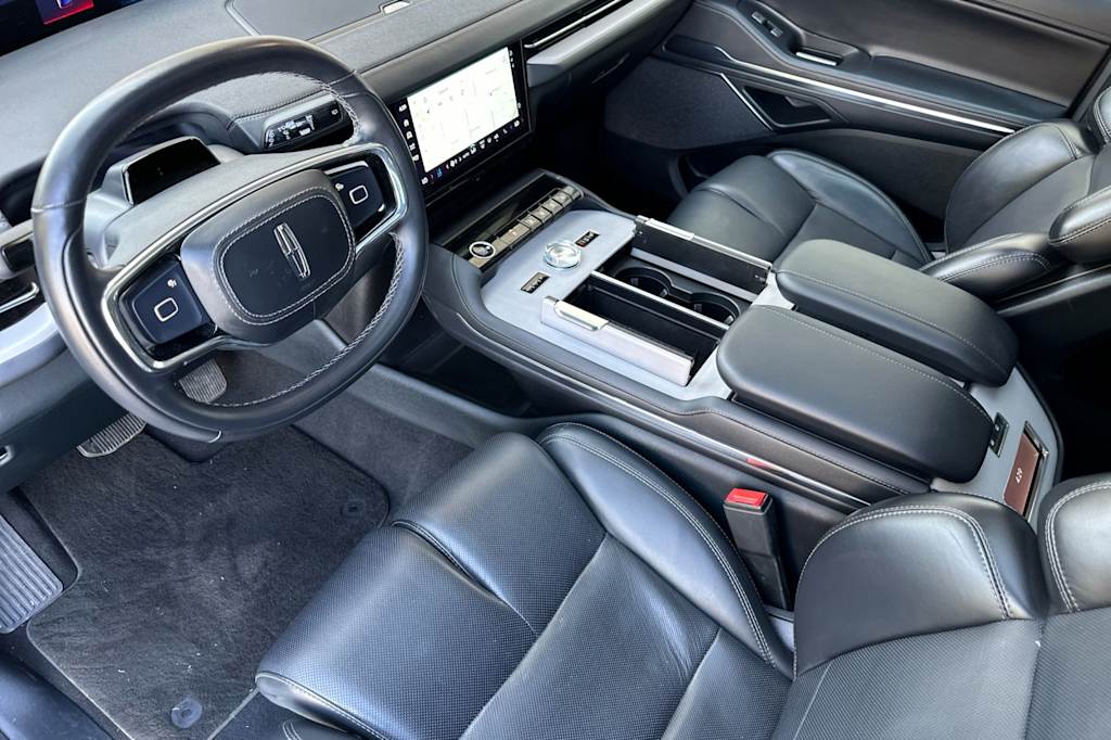 Thumbnail: 2025 Lincoln Navigator L - 8