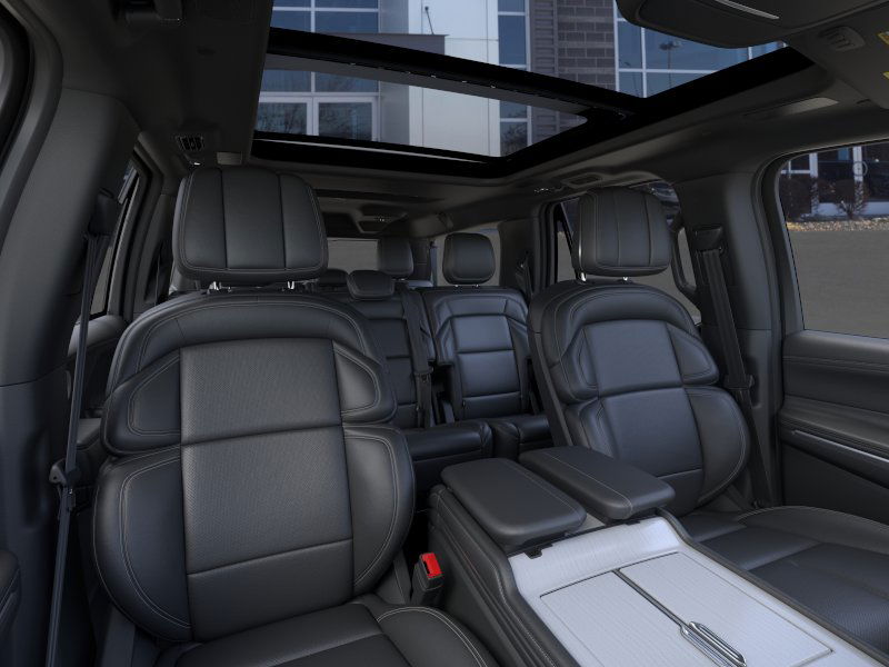 Thumbnail: 2025 Lincoln Navigator L - 8