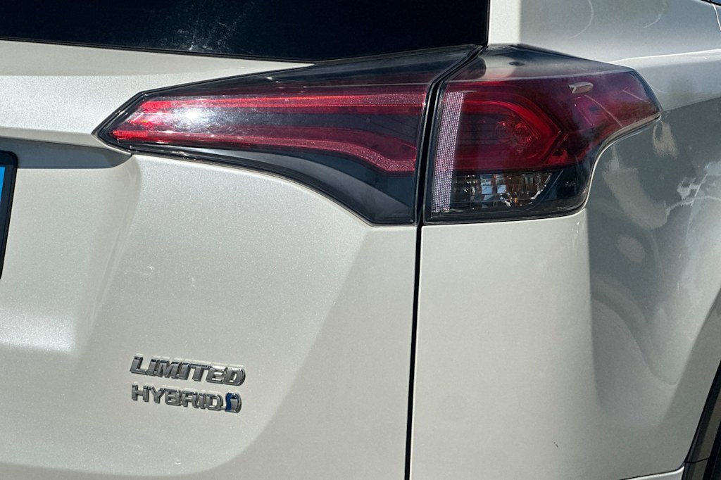 Thumbnail: 2018 Toyota RAV4 - 28