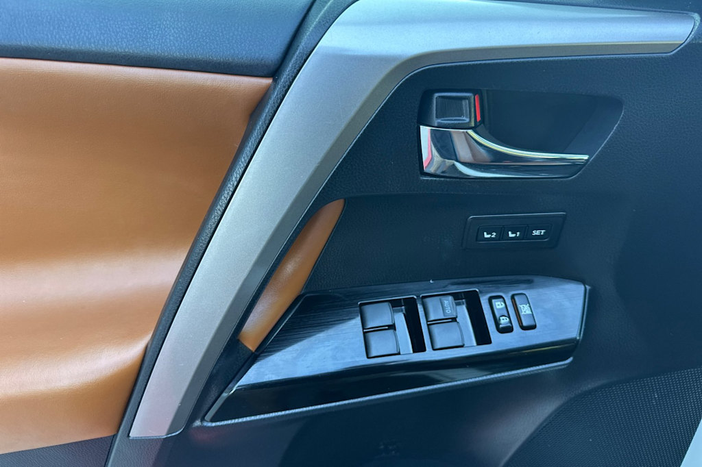 Thumbnail: 2018 Toyota RAV4 - 20