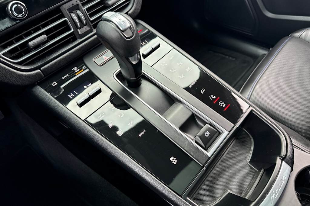 2022 Porsche Macan Base 26