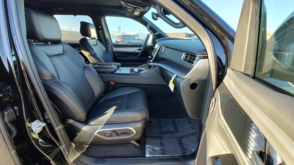 Thumbnail: 2026 Jeep Grand Wagoneer - 12