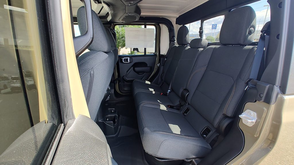 Thumbnail: 2025 Jeep Gladiator - 21