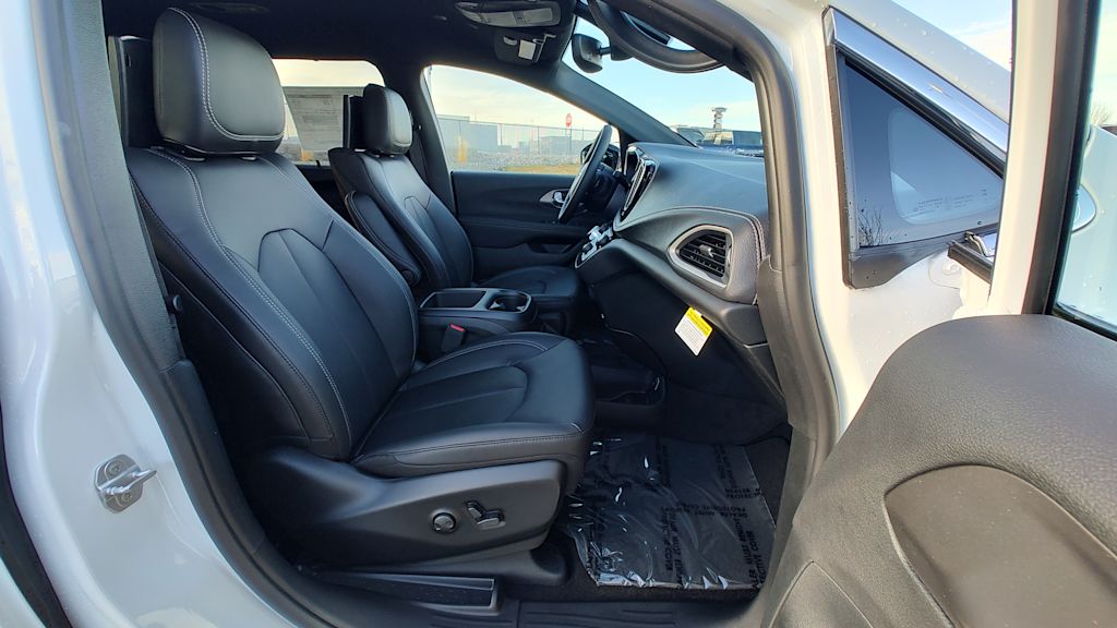 Thumbnail: 2025 Chrysler Pacifica - 11