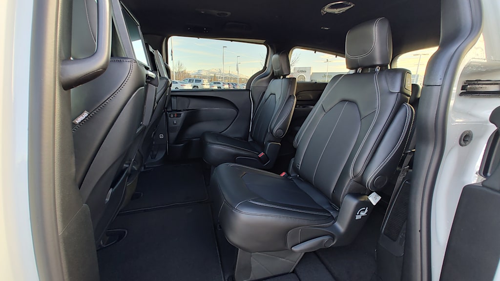 Thumbnail: 2025 Chrysler Pacifica - 21