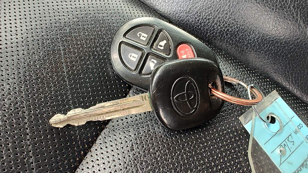 Thumbnail: 2018 Toyota Sienna - 19