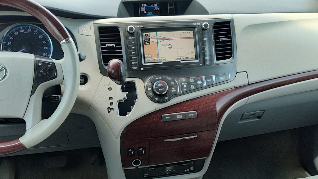 2014 Toyota Sienna Limited 13