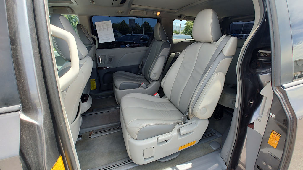 2014 Toyota Sienna Limited 17