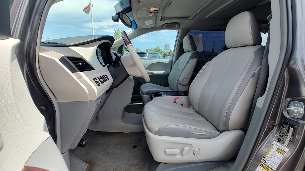 2014 Toyota Sienna Limited 10
