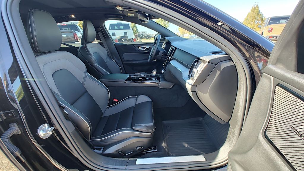 Thumbnail: 2022 Volvo S60 - 12