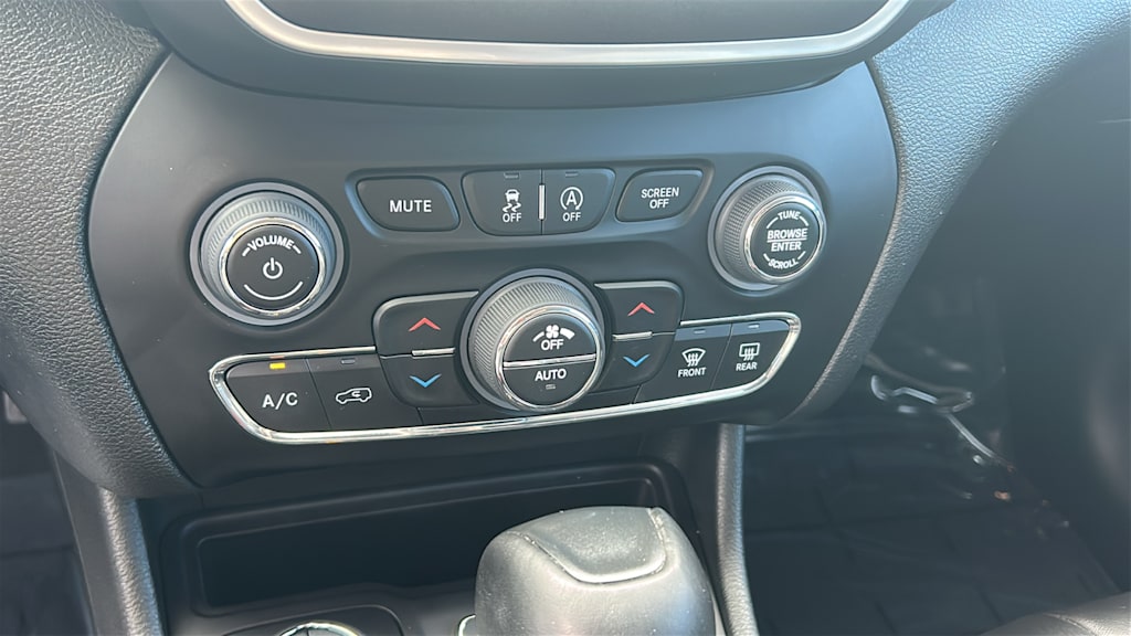 Thumbnail: 2022 Jeep Cherokee - 22