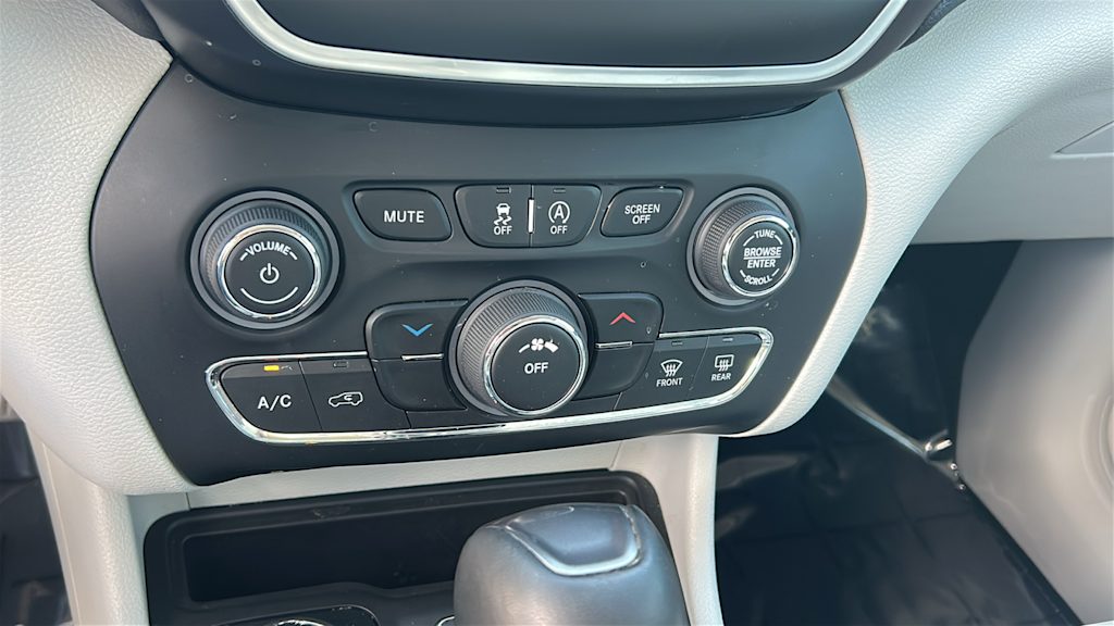 Thumbnail: 2021 Jeep Cherokee - 22