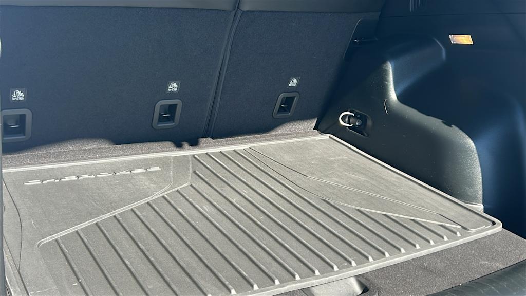 Thumbnail: 2022 Jeep Cherokee - 17