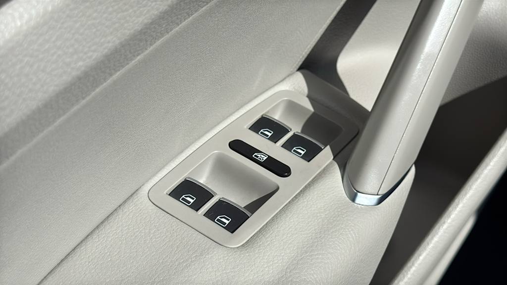 Thumbnail: 2016 Volkswagen Passat - 27