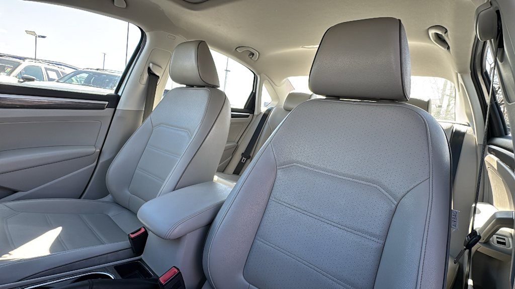 Thumbnail: 2016 Volkswagen Passat - 10