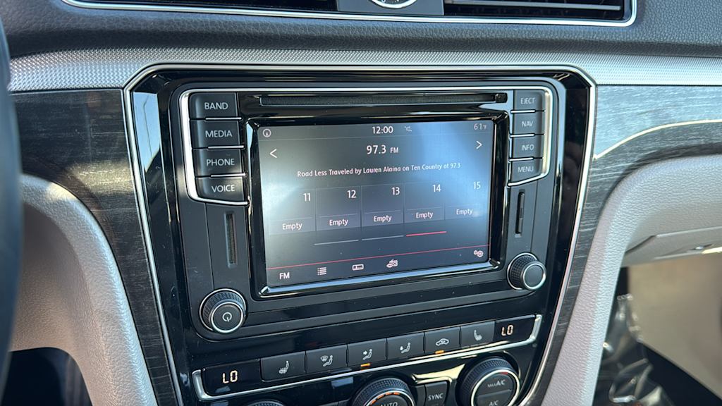 Thumbnail: 2016 Volkswagen Passat - 14