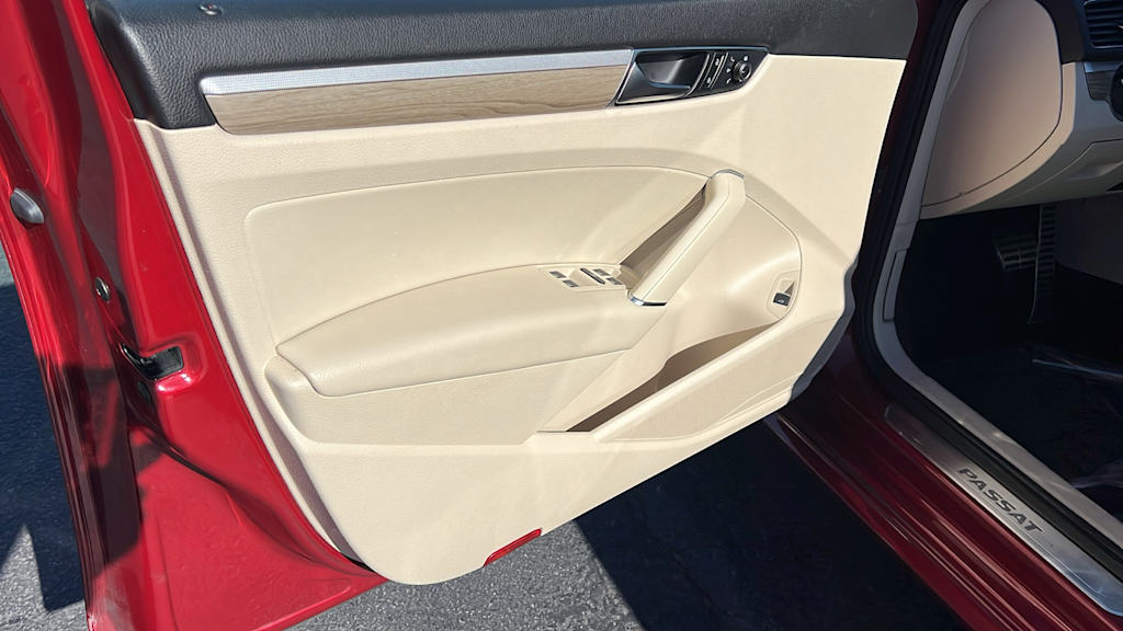 Thumbnail: 2017 Volkswagen Passat - 28