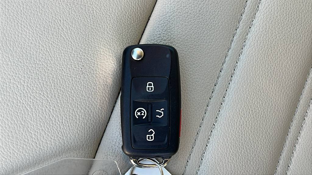 Thumbnail: 2017 Volkswagen Passat - 17