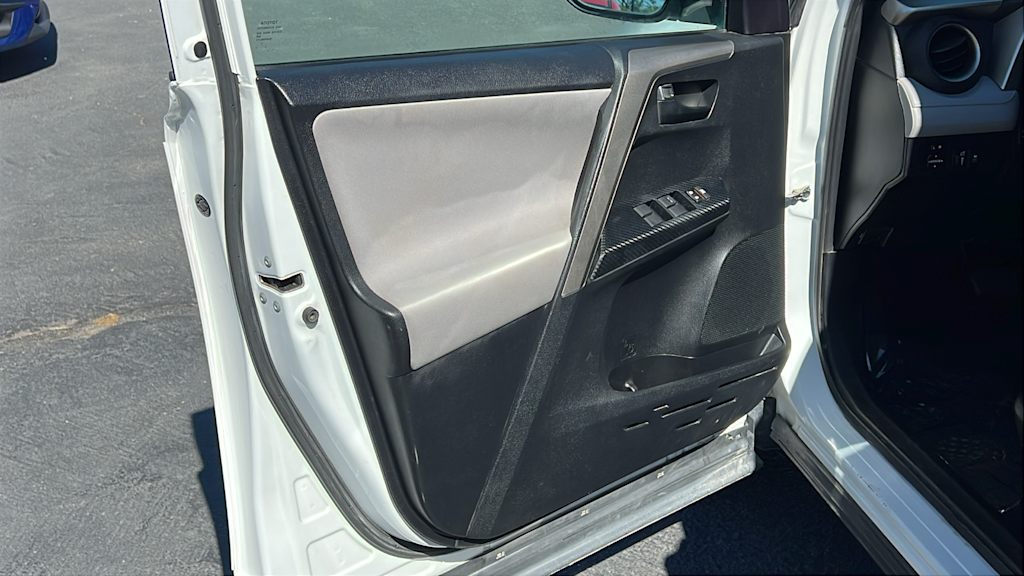 Thumbnail: 2015 Toyota RAV4 - 28