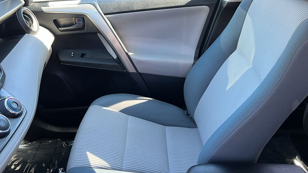 Thumbnail: 2015 Toyota RAV4 - 11