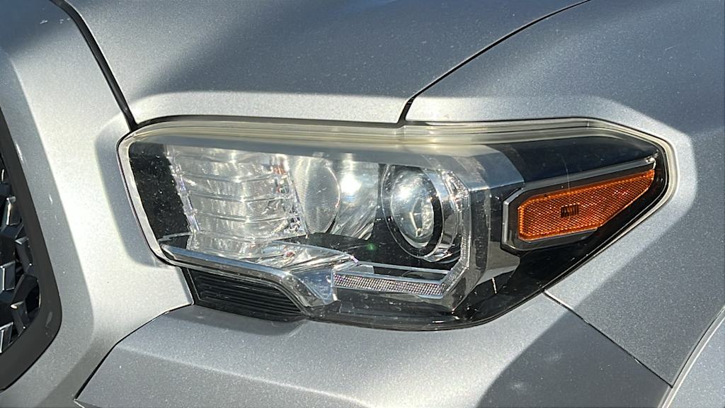 Thumbnail: 2018 Toyota Tacoma - 9